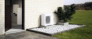 La bomba de calor es una excelente opción cuando se trata de sistemas de calefacción, aire acondicionado residencial y ventilación. La calefacción y la refrigeración son las principales características de una bomba de calor. Pero, ¿cómo funciona una bomba de calor para la comodidad del hogar en invierno? ¿Qué es una bomba de calor? Las bombas son el proceso de transferir calor de un lugar a otro. Las bombas de calor de fuente de aire, por ejemplo, se utilizan para transferir calor entre el aire interior y exterior de una casa. Mientras que las bombas de calor de fuente terrestre, llamadas bombas de calor de fuente terrestre, transfieren calor entre el aire interior y el piso de la casa, el principio básico de ambos productos es el siguiente, pero en cambio nos centraremos en las bombas de calor en el aire. ¿Cómo funcionan las bombas de calor? Lo primero que debes recordar es que las bombas de calor no producen calor. Es un instrumento que permite mover o transferir calor de un lugar a otro. Un generador genera calor y lo genera en toda la vivienda, mientras que una bomba de calor absorbe la energía térmica del aire exterior en todas las estaciones y la transfiere al aire interior. Una bomba de calor tiene la misma funcionalidad que un acondicionador de aire cuando se coloca en modo de enfriamiento. Los componentes importantes de un sistema de bomba de calor Un sistema de bomba de calor con fuente de aire tiene un componente exterior llamado unidad exterior. Parece la unidad exterior de un sistema de aire acondicionado Split. Y, por otro lado, una unidad de tratamiento de aire interior. Ambas unidades tienen sus propias características específicas. Unidad exterior La unidad exterior está equipada con una bobina y un ventilador. El serpentín tiene dos funciones: el modo de refrigeración que sirve como condensador y el modo de calefacción que sirve como evaporador. El ventilador extrae aire exterior sobre la bobina. Unidad interior La unidad interior denominada unidad de tratamiento de aire contiene una batería y un ventilador. El serpentín sirve como evaporador en el modo de refrigeración y sirve como condensador en el modo de calefacción. El ventilador es responsable de hacer circular el aire a través del serpentín y los conductos de la vivienda. Refrigerante El refrigerante es la sustancia que absorbe y libera calor a medida que circula por el sistema de bomba de calor. Compresor El compresor presuriza el refrigerante y lo mueve por todo el sistema. Válvula de desvío La válvula de inversión es la parte del sistema de bomba de calor que invierte el flujo de refrigerante. Esto permite que el sistema funcione en reversa y cambie de calefacción a refrigeración. Válvula de expansión El regulador actúa como un dispositivo de medición, regulando el flujo de refrigerante a medida que pasa por el sistema. También reduce la presión y la temperatura del refrigerante. Cómo funciona una bomba de calor Modo de enfriamiento Las bombas de calor funcionan correctamente si la temperatura en el área de instalación es baja y la presión también es baja. El proceso de transferencia de calor es favorable en esta condición. Modo de calefacción Los dos modos de funcionamiento de una bomba de calor son idénticos: modo de refrigeración y modo de calefacción. Sin embargo, la válvula inversora invierte el flujo de refrigerante. El flujo inverso significa que la fuente de calor se convierte en aire exterior, incluso cuando la temperatura exterior es baja y la energía térmica se libera en la casa. Por tanto, el serpentín exterior actúa como un evaporador y el serpentín interior actúa como un condensador. El proceso funciona igual. La energía térmica es absorbida en la unidad exterior por el refrigerante líquido frío, convirtiéndola en gas frío. A continuación, el gas frío se somete a una presión que lo transforma en gas caliente. El gas caliente se enfría en la unidad interior pasando el aire, calentando el aire y condensando el gas en un líquido caliente. El líquido caliente se libera de su presión cuando ingresa a la unidad exterior, que lo convierte en refrigerante y renueva el ciclo.