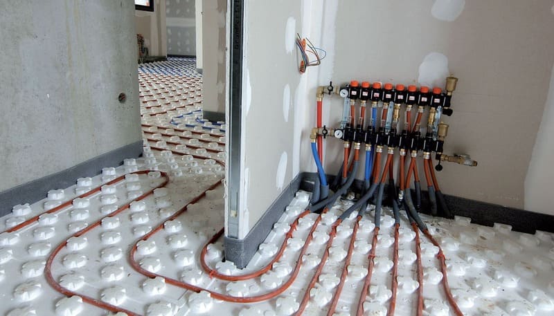 Suelo radiante hidráulico: calidez distribuida de manera uniforme en todo el hogar